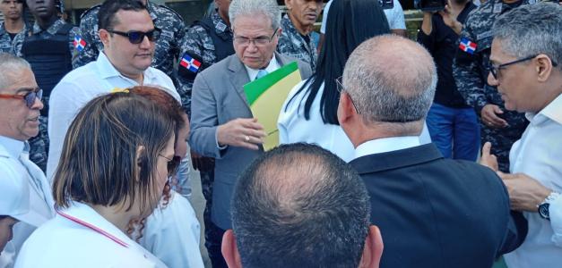 El doctor Waldo Ariel Suero, presidente del Colegio Médico Dominicano, cuando entregaba un documento en la Suprema Corte de Justicia para protestar contra las últimas sentencias.