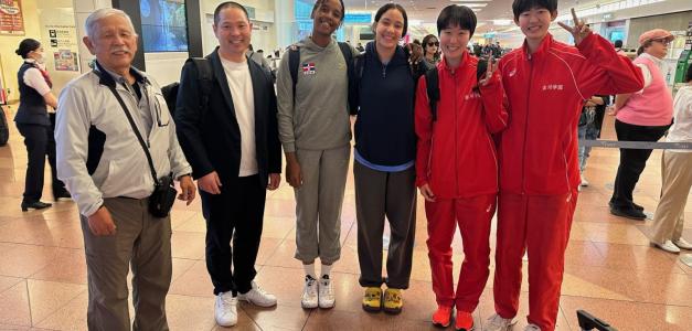 Las dominicanas Victoria Firpo y Caroline Rodríguez a su llegada a Japón donde estudiarán y jugarán voleibol.