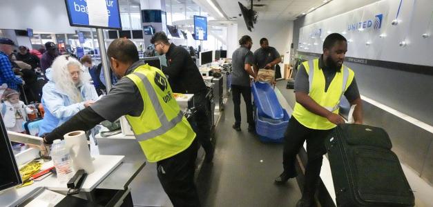Pasajeros dejan su equipaje en el mostrador de United Airlines en la Terminal C del Aeropuerto Internacional George Bush, el jueves 21 de diciembre de 2023, en Houston.