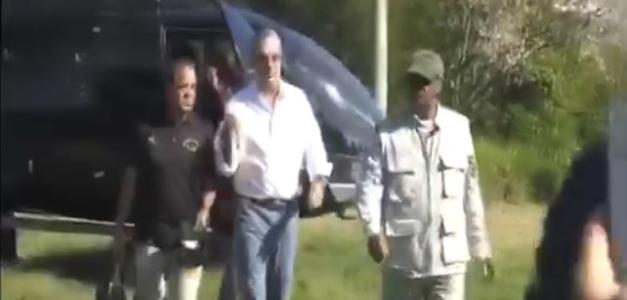 Captura de un video que muestra al presidente Luis Abinader saliendo de un helicóptero de la familia de Miky López