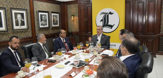 El presidente Luis Abinader conversa con autoridades de Listín Diario en "De cara al elector".
