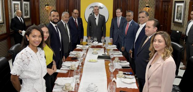 Presidente Luis Abinader en "De cara al elector" en Listín Diario.