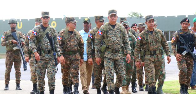 Fotografía muestra visita de comandante del Ejército Carlos Onofre, director del G-2 General Jiménez Sánchez y otros militares.