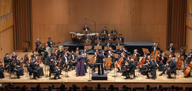 La violinista clásica dominicana Aisha Syed protagonizó como única solista un concierto junto a la orquesta élite del Medio Oriente la Filarmónica de Qatar.