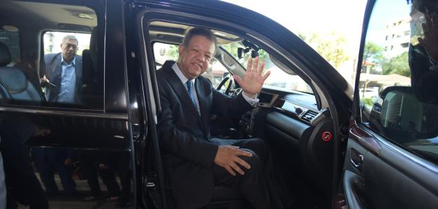 El expresidente Leonel Fernández aborda su vehículo a su salida del Listín diario