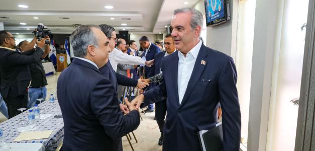 El presidente Luis Abinader a su llegada al Consejo Nacional de la Empresa Privada (Conep) este miércoles