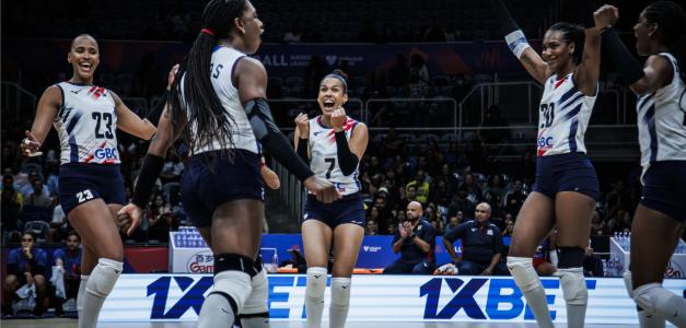 Jugadoras de la República Dominicana celebran con júbilo su triunfo.