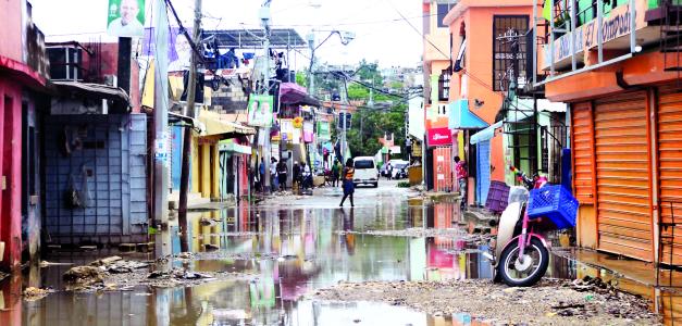 Las lluvias que provocó el huracán Beryl dejaron gran parte de los barrios de Santo Domingo Norte inundados por la falta de asfalto y drenajes en sus calles.