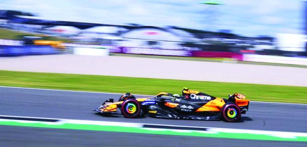El británico Lando Norris, de McLaren, se desplaza en la segunda sesión de prácica del Gran Premio del Reino Unido en el circuito de Silverstone.