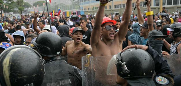 Opositores al gobierno del presidente venezolano Nicolás Maduro