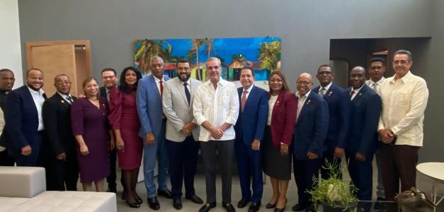 Fotografía muestra al presidente Abinader con líderes de iglesias cristianas.