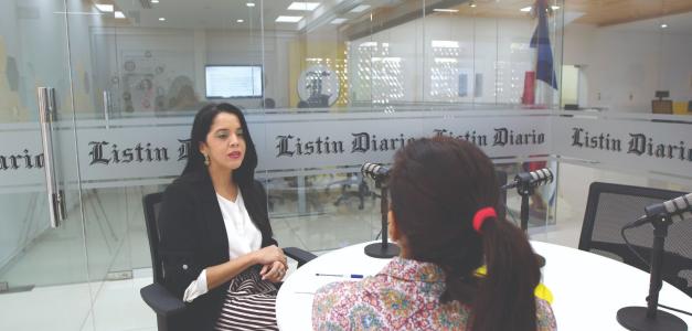 La psicóloga Flor Berenice Fortuna ofrece detalles del kit cognitivo a la periodista Doris Pantaleón.