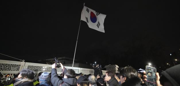 La gente intenta ingresar a la Asamblea Nacional en Seúl,