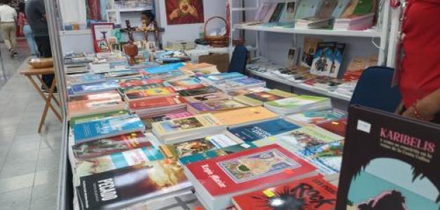Artículos de venta en la Feria del Libro Católico.