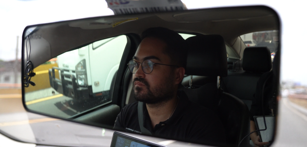 Pablo Taveras conduciendo en las calles de Santo Domingo