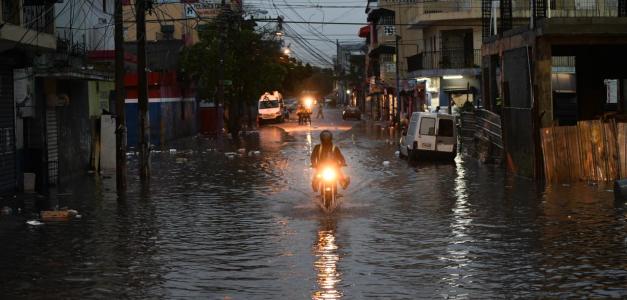 Las lluvias caídas ayer sobre santo domingo inundaron calles y avenidas, creando taponamientos y retrasando el movimiento de los ciudadanos.