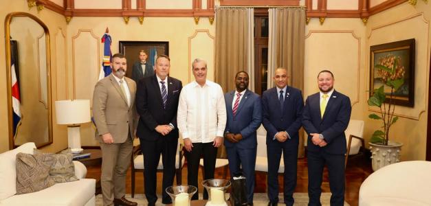 Representantes de la misión de altos cargos de la DEA que se reunieron ayer con el presidente Luis Abinader en el Palacio Nacional.