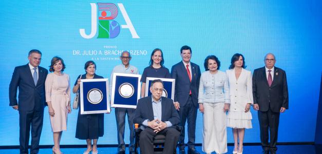 Las tres entidades premiadas en el premio a la excelencia en Sostenibilidad