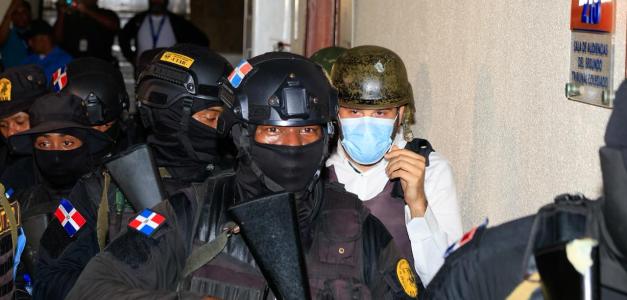 Momento de la conducción a  la primera audiencia de medida de coerción contra los acusados de desfalcar al Estado dominicano con miles de millones de pesos del Seguro Nacional de Salud (SeNaSa).