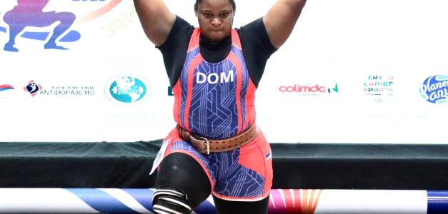 Crismery Santana realiza una alzada durante la competencia de halterofilia en los 87 kilogramos.