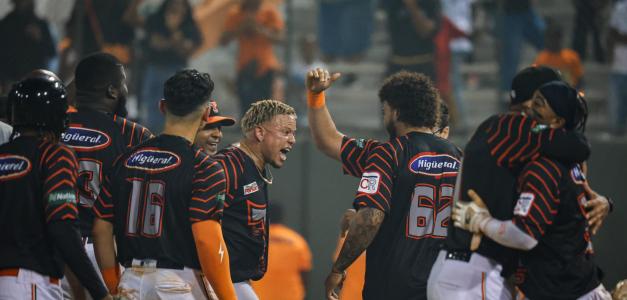 Yairo Muñoz celebra con sus compañeros tras pegar hit de oro.