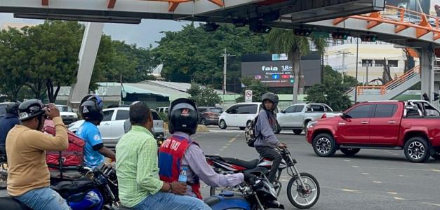 Los motoristas:  las señales que ordenan no girar a la izquierda sola parecían estar de decoración.