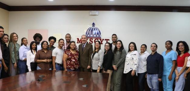 El ministro de Educación Superior, Ciencia y Tecnología (Mescyt), Franklin García Fermín, junto aparte de los estudiantes seleccionados para el programa de portugués por inmersión.