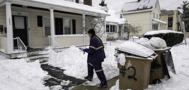 Una enorme tormenta invernal trajo consigo temperaturas gélidas, hielo y nieve a millones de estadounidenses en todo el país.