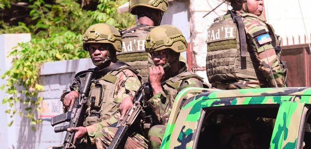 Integrantes de las Fuerzas Armadas de Haití en patrulla ayer viernes, en Puerto Príncipe (Haití). Hoy vence el mandato del Consejo Presidencial de Transición (CPT), una situación que crea un vacío institucional.