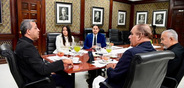 El Desayuno de Listín Diario estuvo encabezado por su director Miguel Franjul y el subdirector Fabio Cabral. Participaron, además, los periodistas Yadimir Crespo y Sauro Scalella.