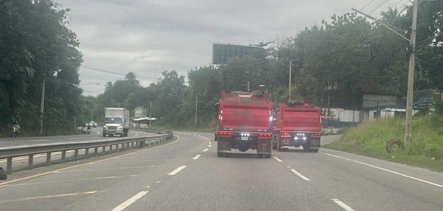 Dos camiones hacían competencia en la autopista 6 de Noviembre