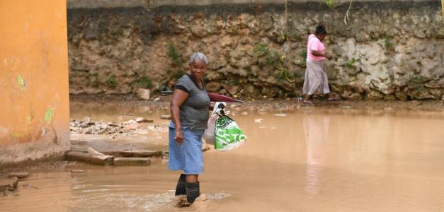 La travesía de los comunitarios tras cruzar por el agua estancada en el residencial Nancy Nadesha, en Santo Domingo Este.