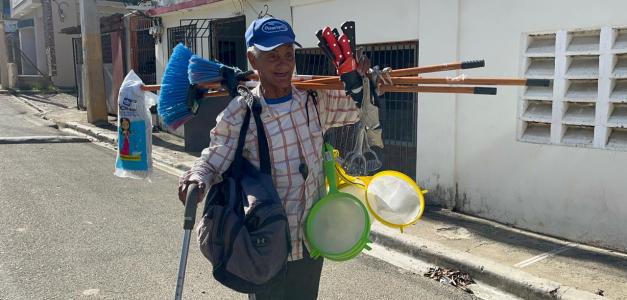 Antonio Bautista Beltrán recorre decenas de barrios vendiendo utensilios del hogar