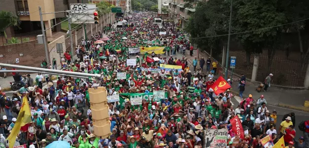 Personas se manifiestan para pedir la libertad del presidente de Venezuela, Nicolás Maduro, y su esposa, Cilia Flores este viernes, en Caracas (Venezuela).