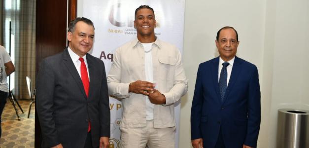 Juan Soto recibió la cédula de la mano del presidente de la JCE