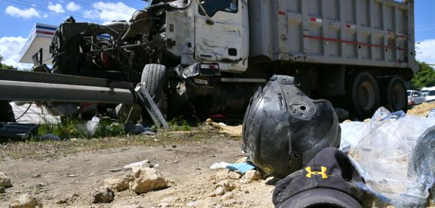 Las imprudencias de conductores en las vías son causa importante de accidentes de tránsito y muertes en el país.
