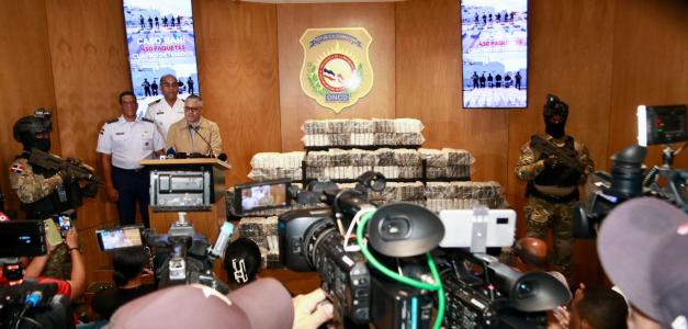 Carlos Devers, vocero de la DNCD, ofrece informe junto a los voceros de la ARD y la FARD; capitán Randy Vegazo y el coronel Juan Miguel Montilla, respectivamente