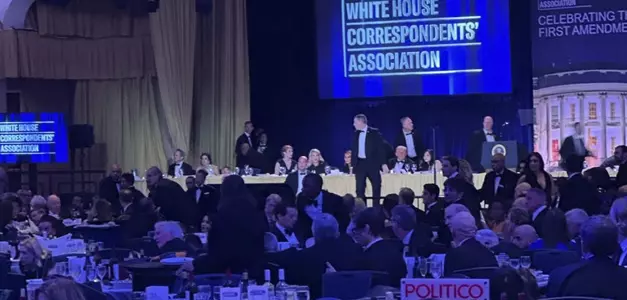 Agentes del Servicio Secreto de Estados Unidos responden cerca del presidente Donald Trump durante la cena de corresponsales de la Casa Blanca, el sábado 25 de abril de 2026, en Washington.