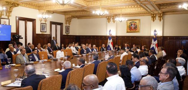 El presidente Luis Abinader junto a su gabinete en la sesión de trabajo del pasado Consejo de Gobierno, coordinando acciones estratégicas en medio de la crisis generada por el  alza global de los combustibles