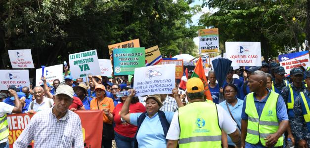 Cientos de miembros de sindicatos y gremios marcharon ayer hacia el Palacio Nacional con motivo al Día de los Trabajadores y en contra del alto costo de la vida.