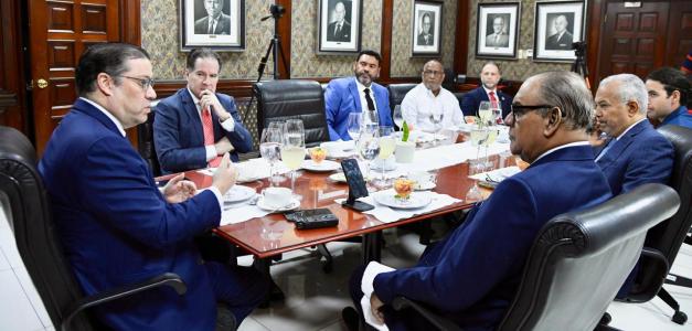 El ministro de Industria, Comercio y Mipymes, Eduardo Sanz Lovatón, participó en el Desayuno de Listín Diario.