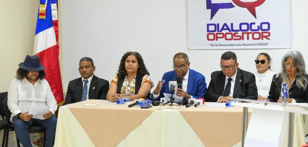 El denominado “Diálogo Opositor”, compuesto por unos ocho partidos, incluyendo a la Fuerza del Pueblo (FP), Partido de la Liberación Dominicana (PLD), Partido Revolucionario Dominicano (PRD), Opción Democrática (OD).