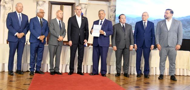 Gobierno formaliza la titulación de dos parques nacionales para protegerlos jurídicamente