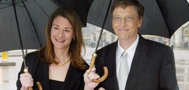1.-El presidente de Microsoft, Bill Gates, junto a su esposa Melinda, posan delante del Palacio de Buckingham de Londres. EFE/Jeff Christiansen /HANDOUT