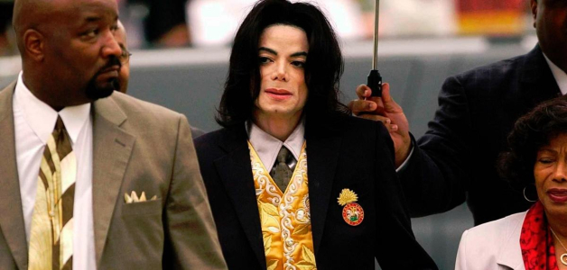 Michael Jackson llega al juzgado del condado de Santa Bárbara para su juicio por abuso de menores en Santa María, California, el 25 de mayo de 2005.