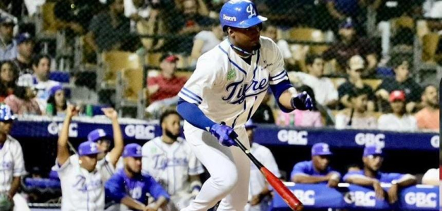 El novato Orelvis Martínez al momento de conectar uno de sus dos sencillos.