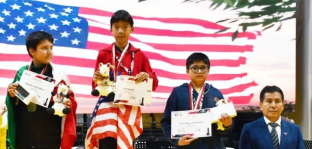 Ningún niño de los que obtuvo medallas en el Campeonato Mundial de Ajedrez celebrado en Perú, es dominicano. Cuelgan en su cuello las medallas oficiales del evento