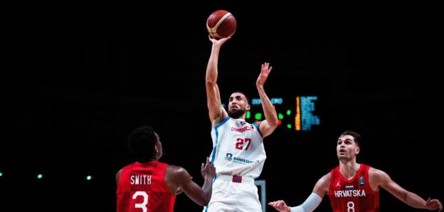 Chris Duarte lanza una flotadora durante el partido por el pase a la final de la repesca.