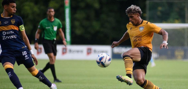 Momento de acción en el choque donde los Universitarios salieron victoriosos ante los Guerreros 3-2 y van a su segunda final en la liga de fútbol.