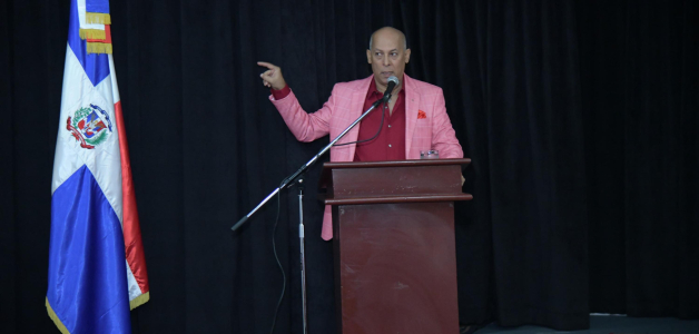 Eduardo Gautreau de Windt durante su conferencia en el Teatro Nacional.